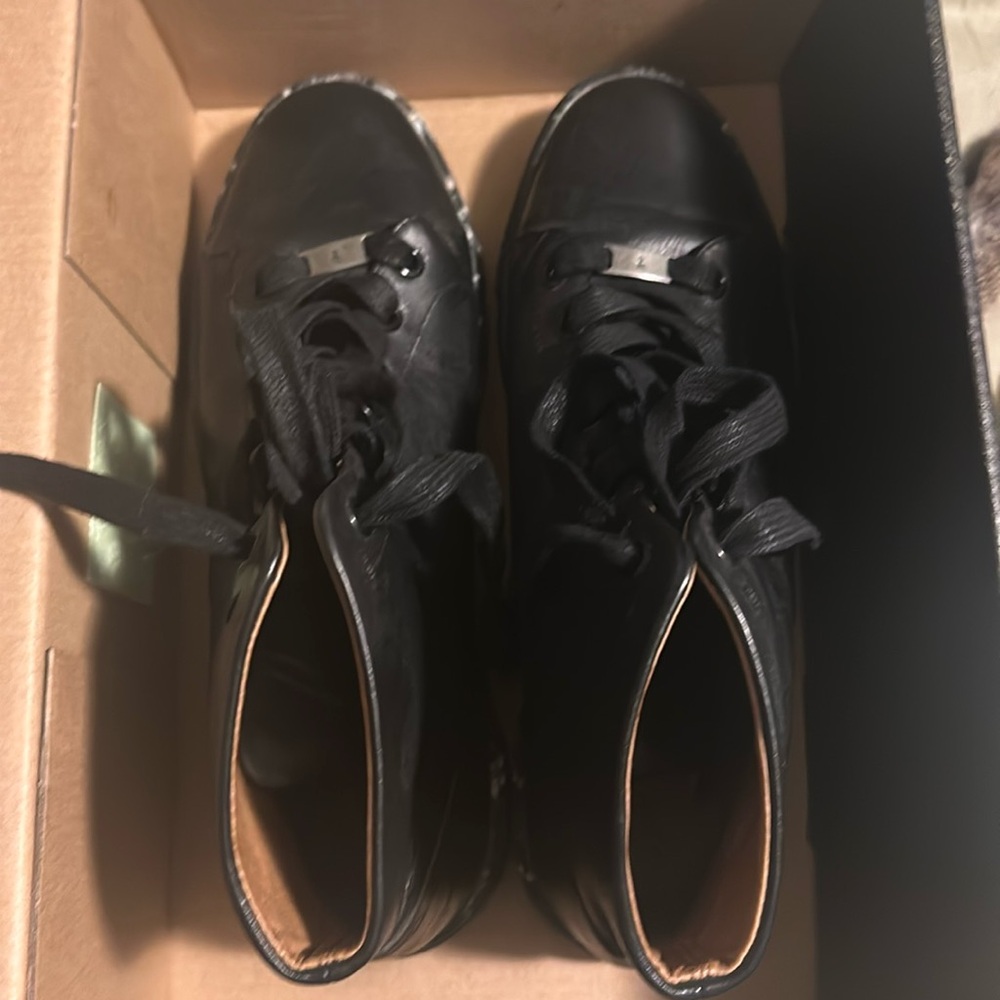 Like new Leather Frye 8.5 Ivy High Top sz 8.5 Women’s